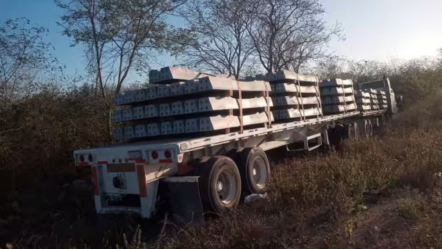 El camión pesado terminó fuera del camino, tras impactarse