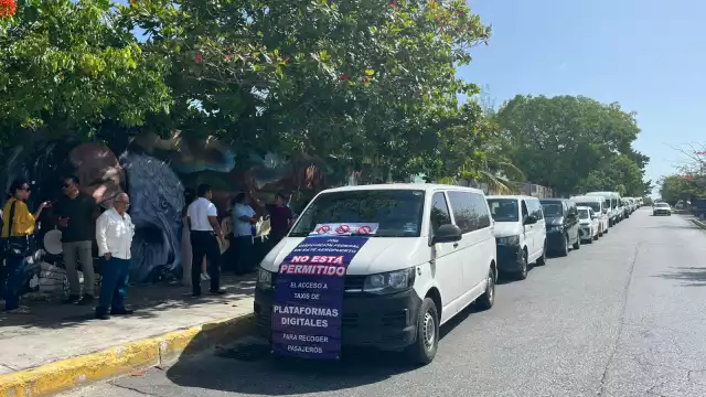 Transportistas del Aeropuerto Internacional de Cancún se manifestaron contra operadores de plataformas digitales.