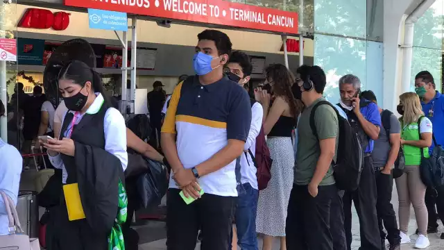 Los ciudadanos incumplían la sana distancia mientras esperaban afuera de la terminal del ADO Cancún
