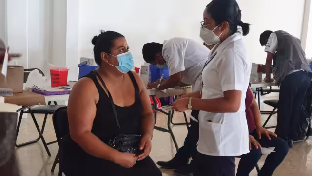 La dosis que se está aplicando a este grupo de edad, es la primera dosis de AstraZeneca