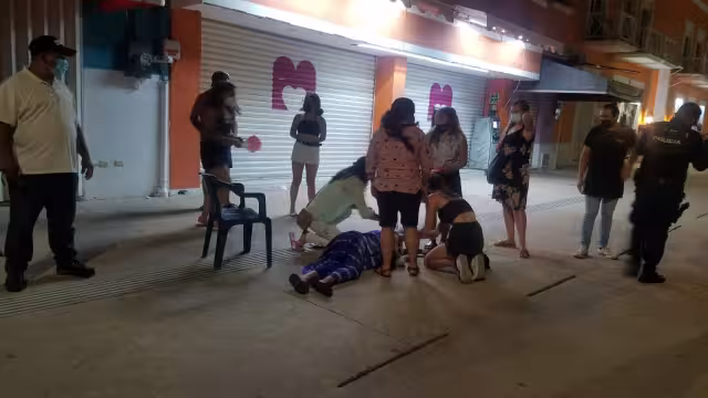 Tras descartar el COVID-19, paramédicos se retiraron dejando a la mujer a cargo de su esposo