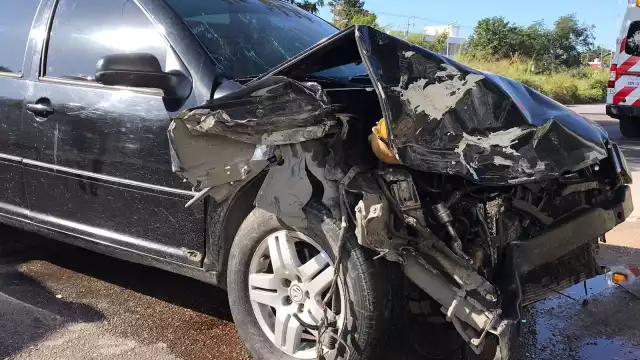 El vehículo de la conductora resultó con daños en su parte frontal, y la mujer resultó con lesiones, siendo atendida por paramédicos en Cancún