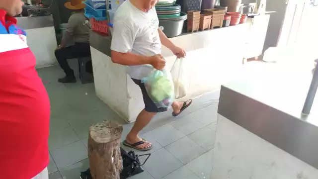 Comerciantes y compradores declararon que es asqueroso el desborde de aguas negras en el mercado