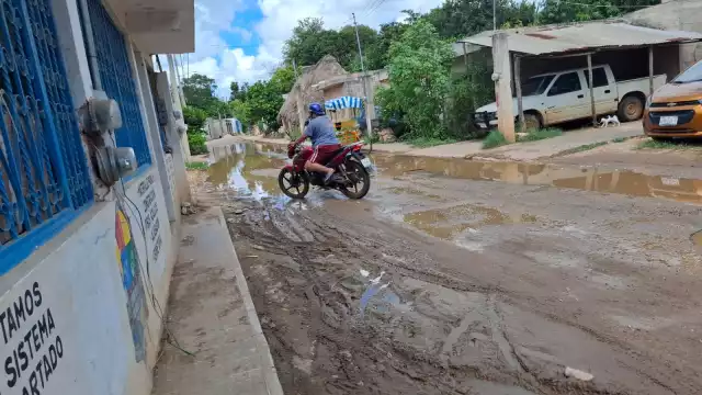 Calles de Tenabo convertidas en trampas por baches y agua estancada