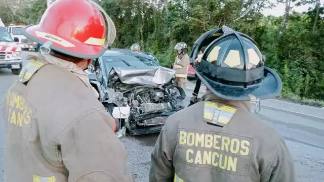Al sitio acudieron cuerpos de rescate y emergencias al reportarse que había personas prensadas