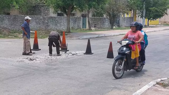 Los empleados de bacheo tienen que soportar las agresiones de motociclistas