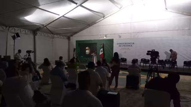 Representantes de los medios de información esperan la llegada del Presidente de México