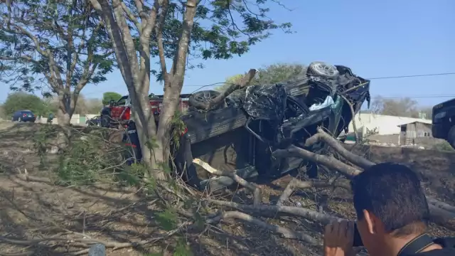 Bomberos de la SSP trabajan para retirar el auto volcado