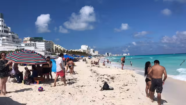 El color turquesa de la playa atrajo a bañistas de varios puntos de la ciudad