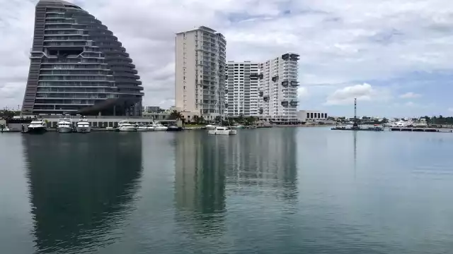 Denuncias en redes sociales indicaban que la 'Shark Tower' en Puerto Cancún se había movido unas pulgadas, pero la constructora lo negó