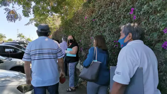 Muchos adultos mayores tuvieron que estar parados por horas