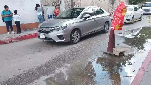 La filtración ya generó un encharcamiento sobre la vía; se colocó un cono provisional