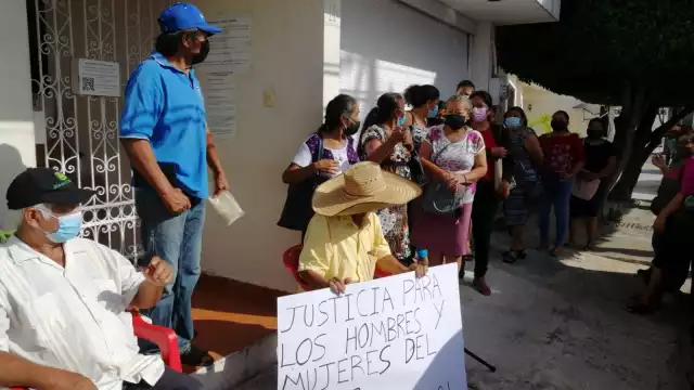 Un grupo de campesinos liderados por Pedro Celestino May Can se manifestaron a las afueras del Tribunal Agrario porque su proceso se mantiene estancado