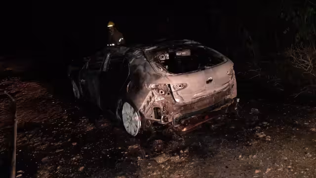Automóvil Mazda con matrícula UTY-283-G fue incendiado