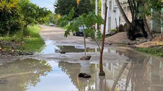 Los habitantes de Carrillo Puerto se quejaron del lento avance del programa de bacheo del Ayuntamiento, ya que con las lluvias se generan encharcamientos