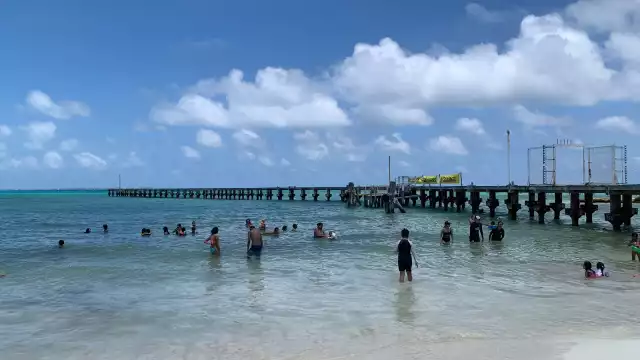 Los turistas llegan al arenal para divertirse y disfrutar en compañía de familiares y amigos