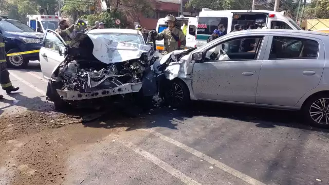 El autobús de pasajeros se impactó contra un poste y una señalización vial de la Avenida Popocatépetl en la colonia Portales Norte