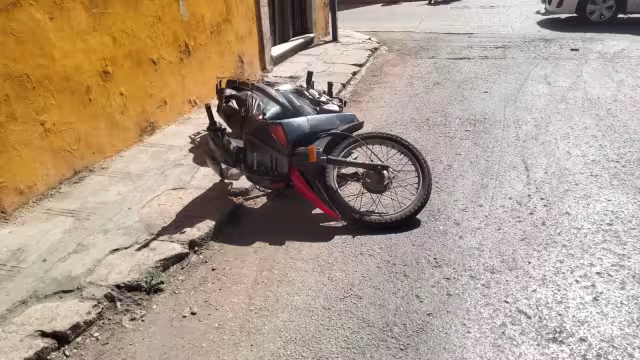 El motociclista sufrió lesiones por lo que fue trasladado al hospital del IMSS