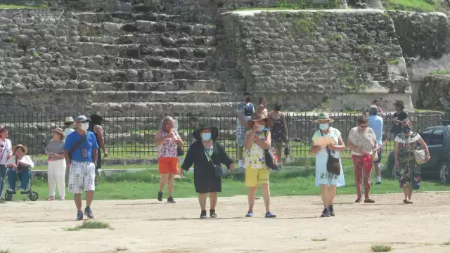 En varias ocasiones han llegado varios autobuses con turistas que no pueden acceder a la pirámide