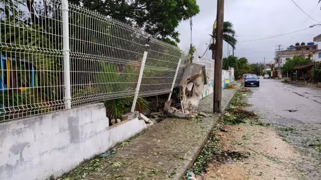 En la limpieza de escuelas en Quintana Roo participan maestros, padres de familia, empresarios y autoridades municipales y estatales