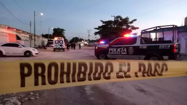 Delincuentes hieren a balazos a dos trabajadores de una tienda de ropa ubicada sobre la avenida Nichupté con José López Portillo