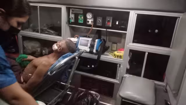 A través del número de emergencias 911, reportaron que había una persona herida sobre la avenida principal