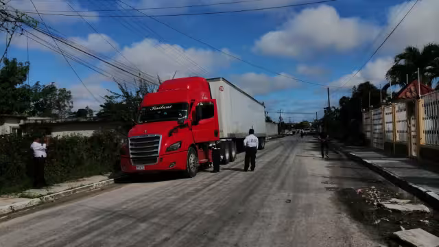 Un tráiler Freightliner rojo y blanco enganchó cables de energía de la CFE y dejó sin energía un sector de la colonia Salsipuedes