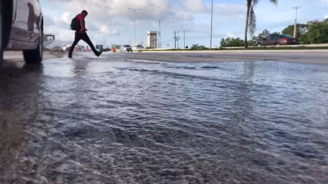 Habitantes de Cancún, temen quedarse sin agua por una fuga cerca del aeropuerto