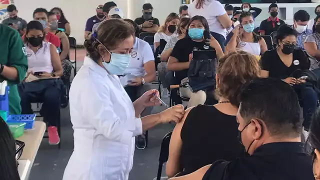 La vacuna anticovid de refuerzo que reciben los maestros en Quintana Roo es de la farmacéutica Moderna