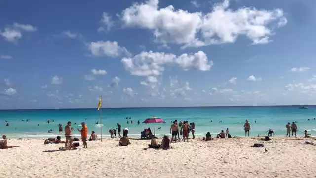 Familias enteras conviven en el arenal de Playa Gaviota Azul en Cancún