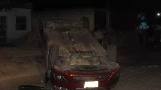 El auto quedó totalmente de cabeza