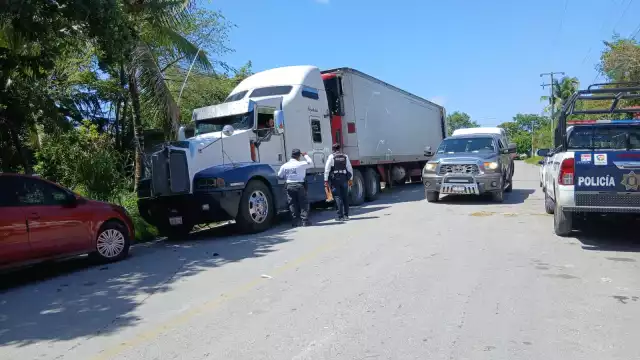 Un tráiler que transitaba por la calle 23 en la colonia Emiliano Zapata enredó cables de Internet, provocando la ruptura de una mufa eléctrica