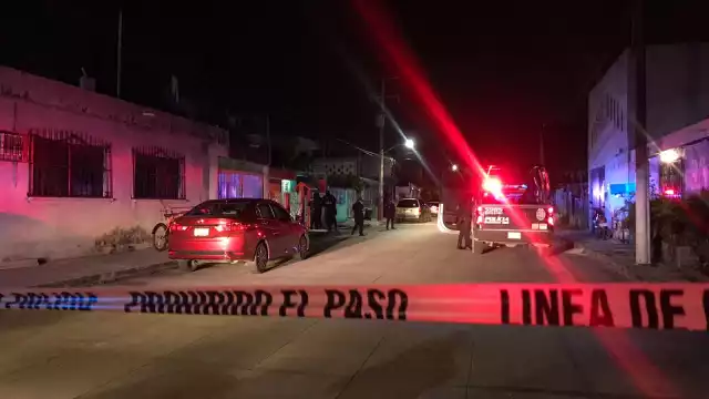 No registraron personas heridas, sólo daños materiales a una vivienda y al auto