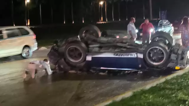 Según testigos, el auto era conducido a exceso de velocidad.
