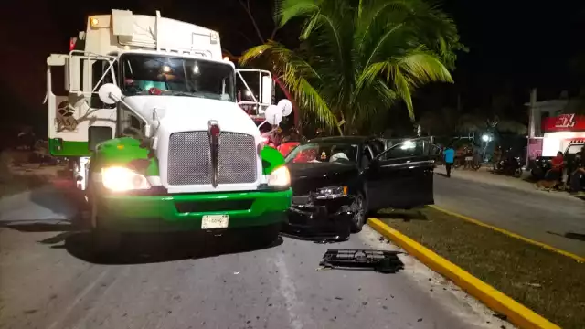 La avenida quedó cerrada tras el accidente. Foto: Landy Vera