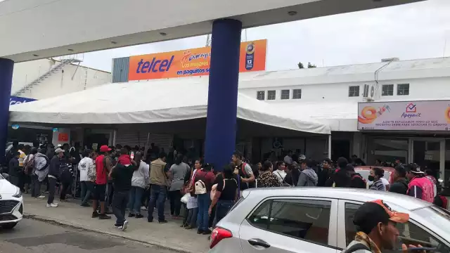 Yucatecos llegan al módulo del INE en Mérida pese a la presencia de lluvias