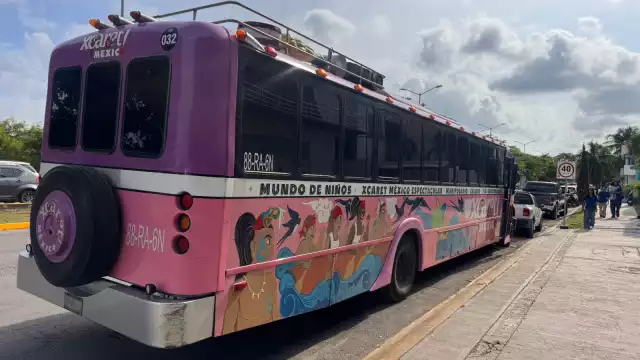 El camión de la empresa Xcaret impactó a una motociclista.