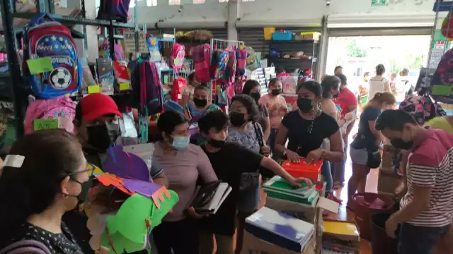 a demanda de los productos rebasó las expectativas de los dueños de las papelerías