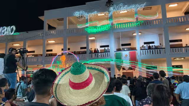 Los chetumaleños acudieron a escuchar por última vez al Gobernador Saliente de Quintana Roo, Carlos Joaquín, dar el Grito de Independencia en Chetumal