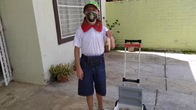 Rafa ha creado un negocio ambulante de paletas gourmet bien aceptado entre los vecinos a pesar de tener síndrome de Down