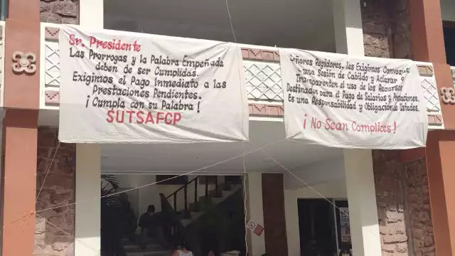 La mañana de hoy, los inconformes colocaron dos extensas mantas en el balcón presidencial