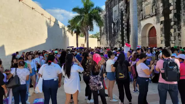 Mujeres y niñas de Campeche participan en la marcha del 8M