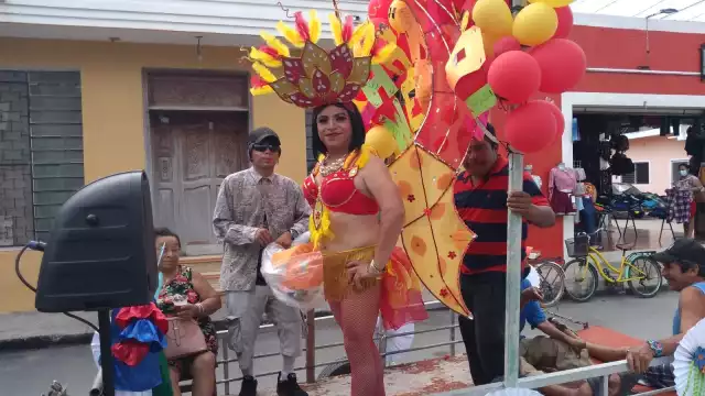 El modisto Candelario Novelo Rosado, de 60 años de edad, dijo que salió a divertirse disfrazado con su comparsa