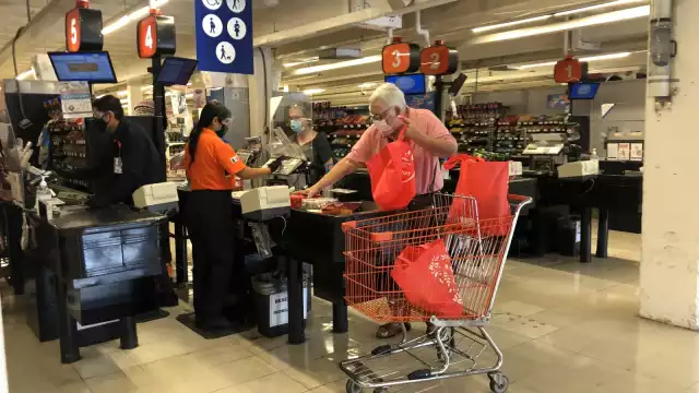 Los adultos mayores deben salir a buscar el sustento diario