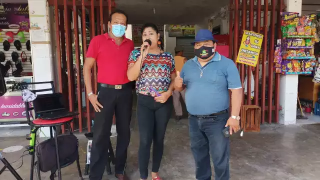 Muchos artistas se quedaron sin trabajo tras la pandemia y buscan la manera de tener un ingreso a través de las propinas que dan los clientes y locatarios