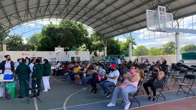 La sede de vacunación de la Unidad Deportiva 'Jacinto Canek' en Cancún tuvo buena fluencia de maestros