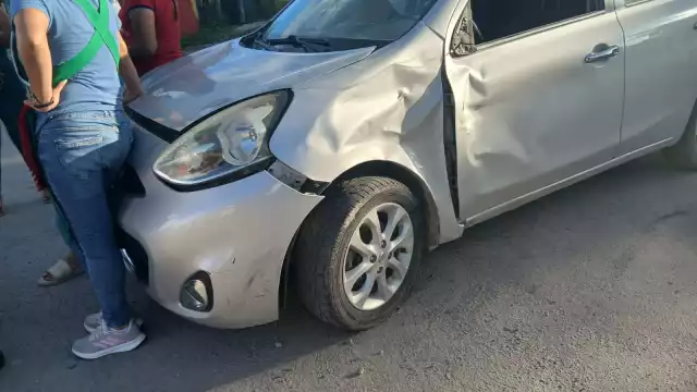 Motocicleta se impacta contra automóvil en Escárcega; un joven resulta lesionado