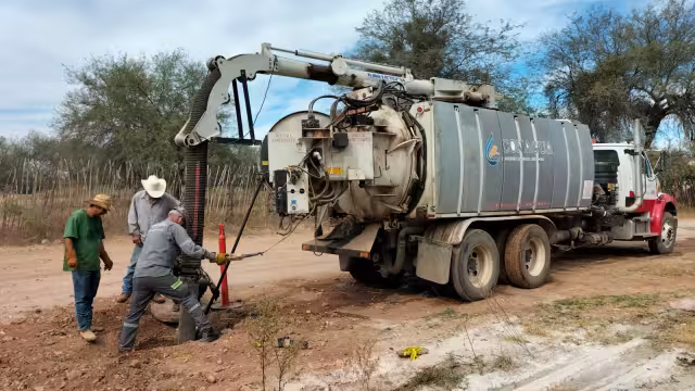 Para reducir riesgos de inundaciones se realizan labores de limpieza y desazolve de canales y ríos.