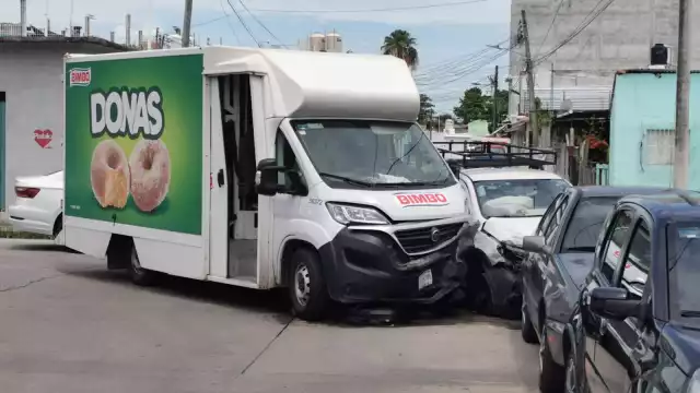 Choque múltiple involucra a cuatro vehículos en la colonia Fátima.