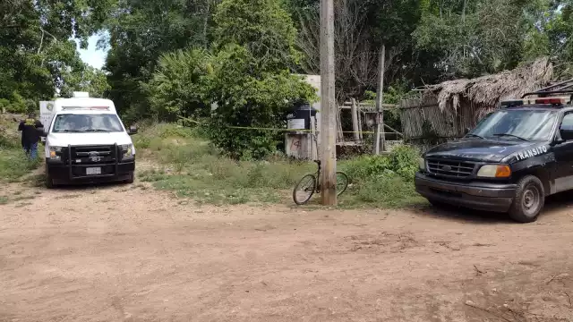 Personal del Semefo en Carrillo Puerto acudieron a levantar el cadáver en estado de putrefacción de un abuelito encontrado en Dzulá